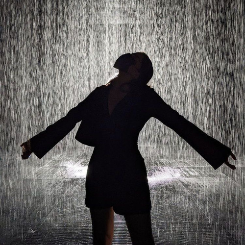 last seconds of Umbrella by Rihanna (it’s raining raining)