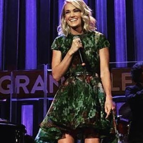 Carrie Underwood on Crystal Gayle's 'Don't It Make My Brown Eyes Blue' opry 11-15-16.